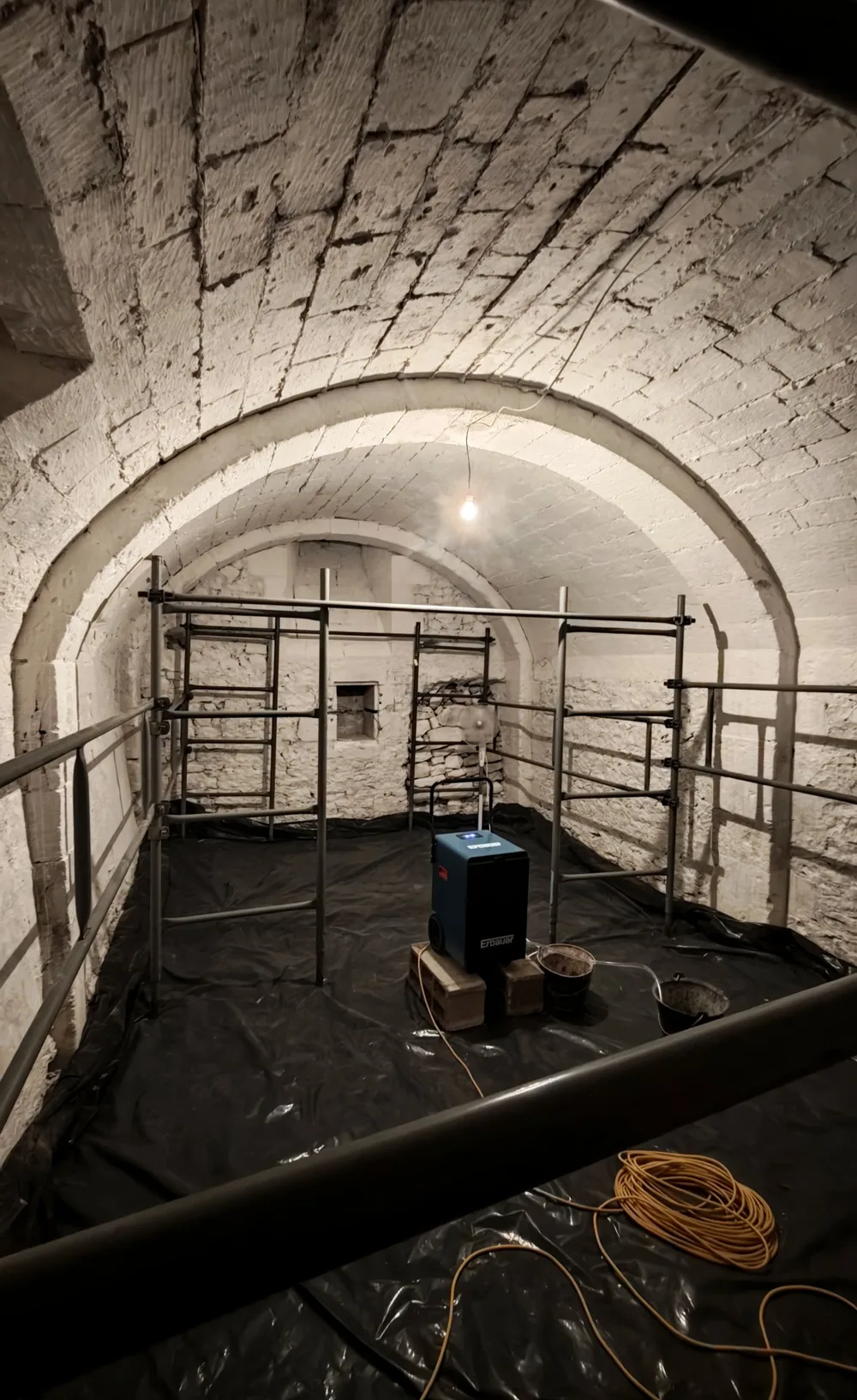 La cave équipée d'un échafaudage, d'un déshumidificateur et d'un ventilateur