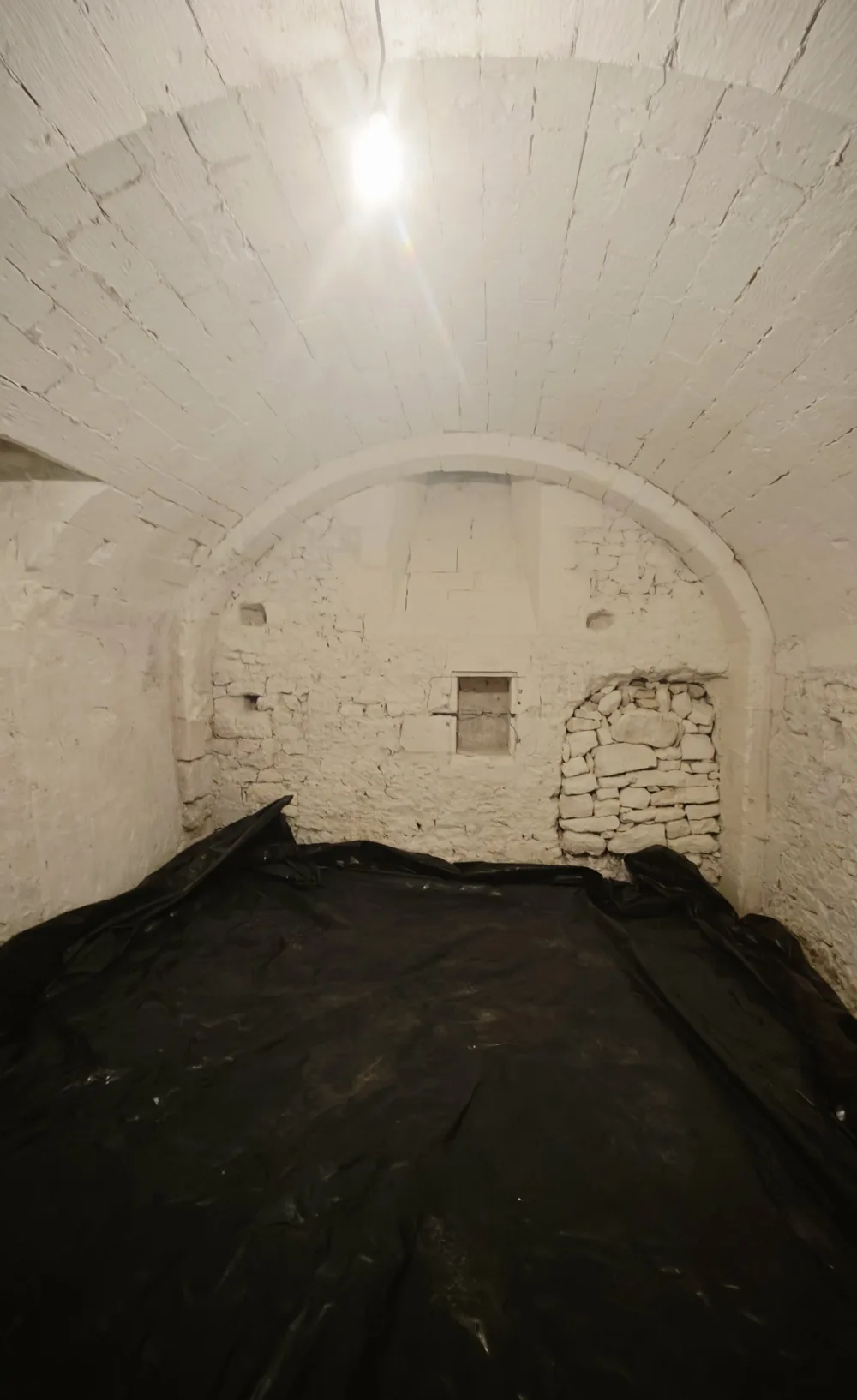 La cave voûtée vide, bâchée, avant l'installation